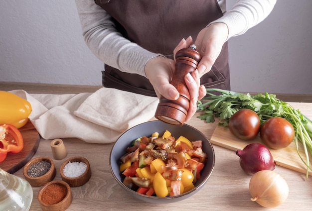 Kucharz przygotowujący danie